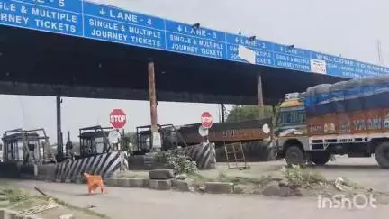 आमस: साव गांव टोल प्लाजा पर बिना सुरक्षा उपकरण के काम करते कर्मी, कंपनी पर लापरवाही का आरोप