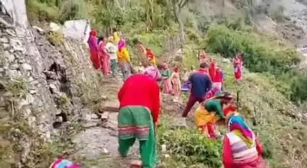 नंदप्रयाग: वल्ली मयाणी विनगढ श्रीगढ डुंगर में सेवा समूहों ने साफ-सफाई कर स्वच्छता की अपील की