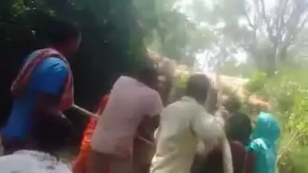 महाराजगंज: मोन गांव में प्रधानमंत्री आवास में टीन सेड रखने को लेकर दो पक्षों में विवाद, मारपीट का वीडियो सोशल मीडिया पर वायरल