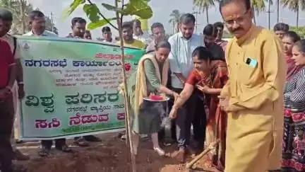 ಚಾಮರಾಜನಗರ: ವಿಶ್ವ ಪರಿಸರ ದಿನ ಹಿನ್ನೆಲೆ 500 ಸಸಿ ನೆಡುವ ಕಾರ್ಯಕ್ರಮಕ್ಕೆ ನಗರದಲ್ಲಿ ಚಾಲನೆ ನೀಡಿದ ಶಾಸಕ ಪುಟ್ಟರಂಗಶೆಟ್ಟಿ