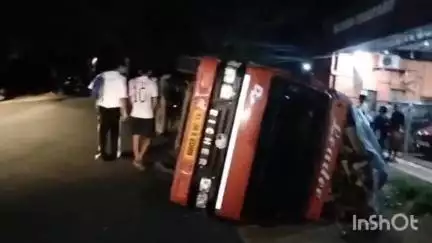 കോട്ടയം: പാമ്പാടി ആലാമ്പള്ളിയിൽ ടയർ പൊട്ടി നിയന്ത്രണം വിട്ട ലോറി റോഡിലേക്ക് മറിഞ്ഞ് അപകടം