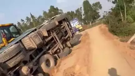 पंचकूला: हरयोली खेड़ी मार्ग पर टूटे पुल के पास मिट्टी से भरा टिप्पर पलटा
