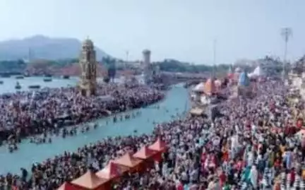 Haridwar Ganga dashara Ke avsar per Haridwar mein Har ki paudi per Ganga nadi Mein Pavitra Dubki Lagane ke liye Budhwar ko Lakhon shraddh chalu ektrit hue