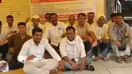 पैठण: पैठण तालुक्यातील शेतकऱ्यांच्या थकीत उसाच्या बिलासाठी साखर संचालक कार्यालय येथे   आमरण उपोषण