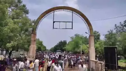 ಮೊಳಕಾಲ್ಮುರು: ಬಕ್ರೀದ್ ಹಿನ್ನೆಲೆ ರಾಂಪುರ ಗ್ರಾಮದ ಕುರಿ ಸಂತೆಯಲ್ಲಿ ಕಳೆಗಟ್ಟಿದ ಭರ್ಜರಿ ವ್ಯಾಪಾರ