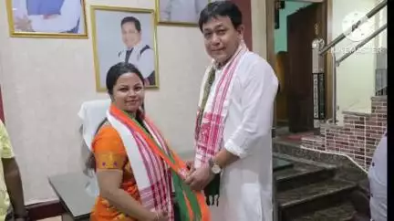 মাৰ্ঘেৰিটা: টিংৰাইত গোলাই গাঁও পঞ্চায়তৰ ৫ নং ৱাৰ্ডৰ নিৰ্দলীয় ৱাৰ্ড সদস্যা নেহা ৰজকৰ বিজেপিত যোগদান, বিধায়ক সুৰেন ফুকনৰ আদৰণি