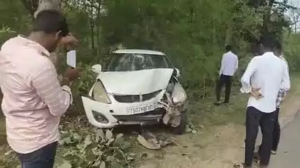 మెదక్: తొనిగండ్ల అటవీ ప్రాంతంలో అదుపు తప్పి చెట్టును ఢీకొట్టిన కారు, నలుగురు యువకులకు స్వల్ప గాయాలు