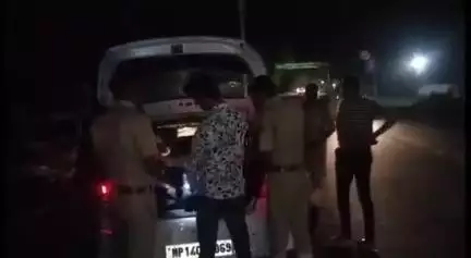 प्रतापगढ़: हथुनिया पुलिस ने एमपी बॉर्डर राजपुरिया पर वाहनों की ली तलाशी, नियमों का उल्लंघन करने वालों के बनाए चालान