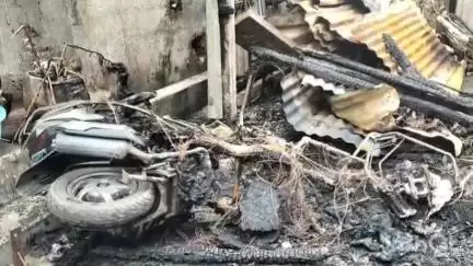 মাটিগাড়া: শিলিগুড়ির 35 নং ওয়ার্ডের একটি বাড়িতে আগুন, পুড়ে গেল বাড়ি ও সামগ্রী