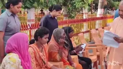 गोरखपुर: गोरखनाथ मंदिर में सीएम योगी ने लगाया जनता दरबार, फरियादियों की सुनी समस्याएं व त्वरित निस्तारण के संबंध में दिए निर्देश