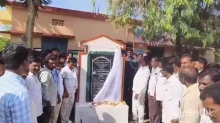 భూపాలపల్లి: కమలాపూర్‌లో 24 మంది లబ్ధిదారులకు ఇందిరమ్మ ఇండ్ల మంజూరు పత్రాలను అందజేసిన ఎమ్మెల్యే గండ్ర