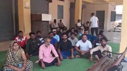 सोहागपुर: वेतन न मिलने से नाराज़ नप के सफाई कर्मचारी आज सुबह से हड़ताल पर, पूरे नगर में लगा कचरे का अंबार