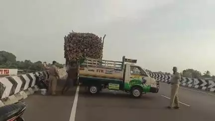காரைக்குடி: தேவகோட்டை ரஸ்தா மேம்பாலத்தில் பழுதாகி நின்ற லாரியின் மீது டூவீலர் மோதி விபத்து  இளைஞர் பலி