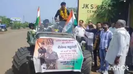 हरसूद: आर्मी की ट्रेनिंग लेकर लौटे मोहनिया भाम के युवक का छनेरा, नया हरसूद में हुआ जोरदार स्वागत