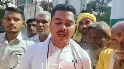 तीन वर्षीय बालिका का अपहरण कर शर्मनाक करतूत व दुष्कर्म करने वाले अभियुक्त की तत्काल फांसी की सजा की मांग करते हुए बुंदेलखंड इंसाफ सेना के राष्ट्रीय अध्यक्ष ए एस नोमानी ने कहा कि पीड़िता जो आज मौत और जिन्दगी से जूझ रही है,उसके लिए प्रदेश सरका