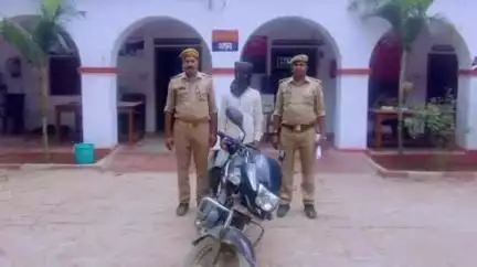 जमुनहा: नासिरगंज बिट्टू की बाग के पास से चोरी की गई मोटरसाइकिल बरामद, एक अभियुक्त को भी किया गया गिरफ्तार