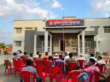 बहादुरपुर: बहादुरपुर थाना परिसर में ईद त्यौहार को लेकर शांति समिति की हुई बैठक, थाना प्रभारी रहे मौजूद