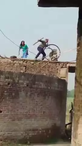 सवायजपुर: सहजनपुर गांव में पुरानी रंजिश को लेकर दो पक्षों में जमकर हुआ पथराव, वीडियो हुआ वायरल