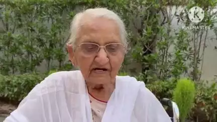 आदित्यपुर गम्हरिया: हरिश्चंद्र विद्या मंदिर विवाद को लेकर स्व. हरिश्चंद्र वार्ष्णेय की बहुओं का कांड्रा वासियों के नाम वीडियो संदेश किया जार