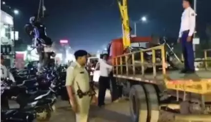 कोरबा नगर के व्यस्त मार्गों पर अवस्थित रूप से सड़कों पर खड़े वाहनों पर यातायात पुलिस ने की कार्रवाई..