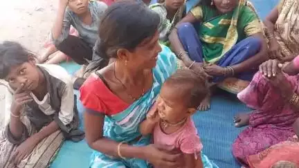 कोरकू भाषेमध्ये स्थानिक नागरिक देत आहे संदेश
