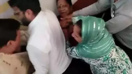 रतलाम नगर: नगर निगम में रिटायर्ड पुरुष व महिला कर्मचारियों के बीच हाथापाई, वीडियो वायरल होने पर थाने में हुआ समझौता