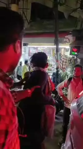 मेरठ: आबुलेन पर पति ने पत्नी को बीच सड़क पर पीटा, दोनों का हुआ हाई वोल्टेज ड्रामा