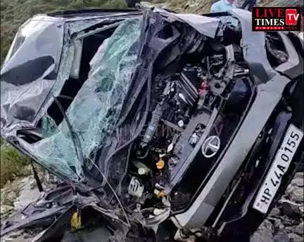 चुराह में अनियंत्रित होकर खाई में गिरी अल्टो कार, एक महिला की मौत, चालक गंभीर घायल
