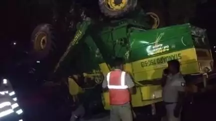 திருவெண்ணைநல்லூர்: அரசூர் தேசிய நெடுஞ்சாலையில் ஆம்னி பேருந்து நெல் அறுவடை செய்யும் இயந்திர வாகனத்தின் மீது மோதியதில் வாகனம் கவிழ்ந்து விபத்து