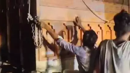 पिंडवाड़ा: जनापुर सर्कल पर गोवंश से भरे ट्रक को बजरंग दल के कार्यकर्ताओं और स्थानीय लोगों ने रुकवाया