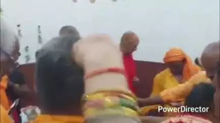 तेघरा: तेघड़ा विधानसभा क्षेत्र के बिहट नगर परिषद में भगवान शिव सहित अन्य भगवान की प्राण प्रतिष्ठा के बाद जलाभिषेक
