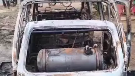 सिरौली गौसपुर: सतनाम पुरवा मजरे कोटवा धाम गांव में वैन गाड़ी में LPG गैस भरते समय लगी आग, मची अफरातफरी