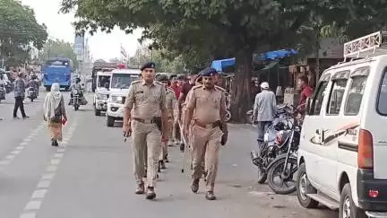 છોટાઉદેપુર: નગરના પોલીસે આગામી તહેવારોને લઈને પેટ્રોલિંગ હાથ ધર્યું.