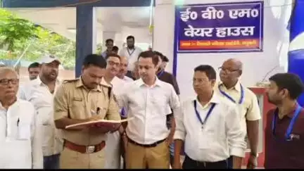 मधुबनी: डीएम आनंद शर्मा एवं एसपी योगेंद्र कुमार ने ईवीएम एवं वीवीपीएटी वेयरहाउस का संयुक्त रूप से निरीक्षण किया