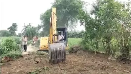 শান্তিপুর: প্রশাসনের কাছে দরবার করেও মেলেনি ফল, অবশেষে মানিক নগরে টাকা তুলে খারাপ রাস্তা সারাই এর উদ্যোগ নলো চাষীরা#jansamasya