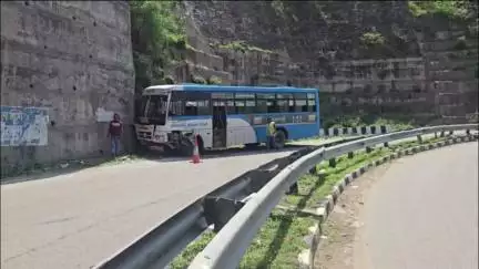 सोलन: परवाणु टोल टैक्स के पास बस की ब्रेक फेल, डिवाइडर तोड़कर रिटेनिंग वॉल से टकराई