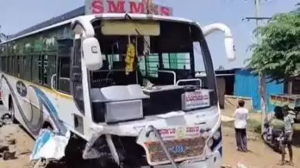 ಕೊಳ್ಳೇಗಾಲ: ಧನಗೆರೆ ಸಮೀಪ ಕಾರು-ಬಸ್ ಡಿಕ್ಕಿ: ಕಾರಿನ ಚಾಲಕ ಸ್ಥಳದಲ್ಲೇ ಸಾವು, ಇಬ್ಬರಿಗೆ ಗಾಯ