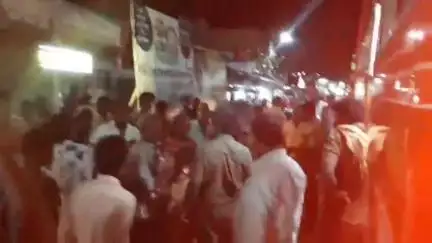 வேடசந்தூர்: ஆத்துமேட்டில் தனியார் பஸ்ஸில் வந்த பூவிற்கு அதிக டிக்கெட் கேட்டதால் நடத்துனரிடம் கடும் வாக்குவாதம்