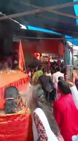 মুরারই ২: বোনহা মালপাড়ায় দুর্গা মন্দিরে উলু দিয়ে শঙ্খ বাজিয়ে তিন ভাই ঠাকুর আনা হল