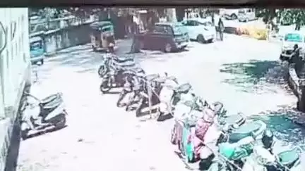 जबलपुर: मेडिकल अस्पताल में बच्चा विभाग के बाहर से बाइक हुई चोरी, वीडियो आया सामने