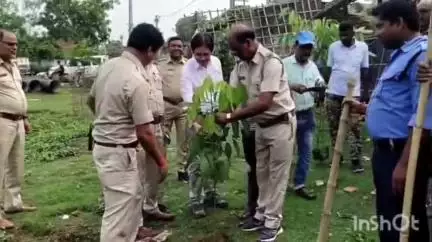 রতুয়া ২: পুখুরিয়া থানা সংলগ্ন এলাকায় বৃক্ষরোপণ কর্মসূচি পুলিশ ও ব্লক প্রশাসনের আধিকারিকদের