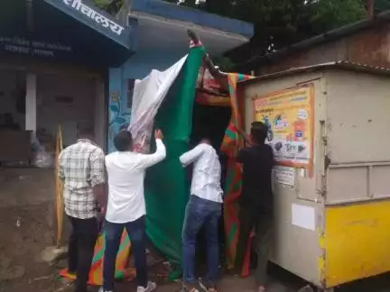 सातारा: नगरपालिकेच्या अतिक्रम हटाव विभागाच्या पथकाने राजवाडा परिसरातील शौचालयाजवळील ओपनबार हटवला