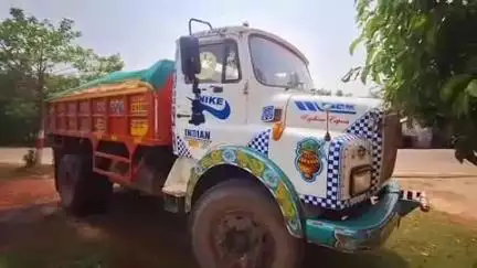 ଯାଜପୁର: ଜିଲ୍ଲା ରାଜସ୍ୱ ବିଭାଗ ପକ୍ଷରୁ ବ୍ୟାସନଗର ଅଞ୍ଚଳ ରେ ଚଢ଼ାଉ,ଗୋଟିଏ ବେଆଇନୀ ବାଲି ବୋଝେଇ ଡ୍ରମ୍ଫର ଗାଡି ଜବତ