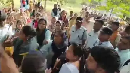 रोहतक: पीजीआई में हड़ताल पर बैठे अनुबंधित कर्मचारियों के दो गुटों में धक्का-मुक्की, शिकायत दर्ज