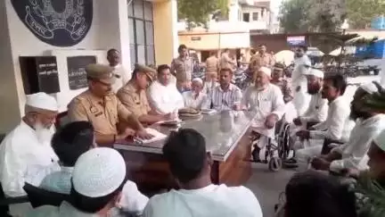 मऊ: कोपागंज इलाके में बकरी त्यौहार को लेकर पीस कमेटी की बैठक हुई, थानाध्यक्ष के साथ तमाम मुस्लिम समुदाय के लोग रहे मौजूद
