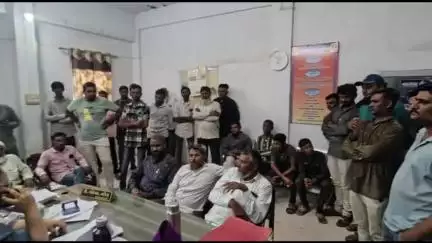 વાંકાનેર: વાંકાનેરના કાનપર ગામે વિજ પુરવઠાની અનિયમિતતાથી ગ્રામજનો હેરાનપરેશાન, પીજીવીસીએલ કચેરી ખાતે રજુઆત કરાઇ…