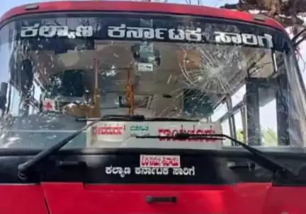 ದೇವದುರ್ಗ: ಪಟ್ಟಣದಲ್ಲಿ ಸಾರಿಗೆ ಬಸ್ ಗಾಜು ಒಡೆದ ಪೊಲೀಸ್‌ ಕಾನ್‌ಸ್ಟೆಬಲ್