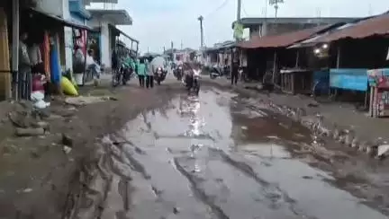 दिघलबैंक: मदरसा हाट पदमपुर में मुख्य सड़क पर जलजमाव से लोग परेशान, की सड़क निर्माण की मांग #Jansamasya