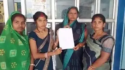 डिंडौरी: पुरानी डिंडौरी की महिलाओं ने पीएम आवास की मांग को लेकर कलेक्टर कार्यालय में लगाई गुहार