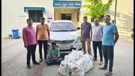વાંકાનેર: વાંકાનેર બાઉન્ડ્રીથી ફિલ્મી ઢબે દારૂ ભરેલ ઇનોવા કારનો પીછો કરી વઘાસીયા ટોલનાકા નજીકથી 2.60 લાખના મુદ્દામાલ સાથે ઝડપાઇ